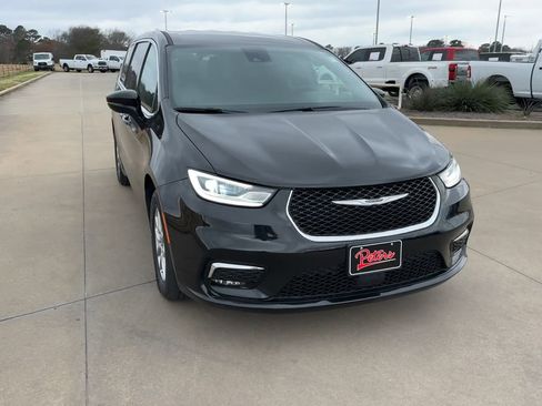 Used 2025 Chrysler Pacifica Select image 4