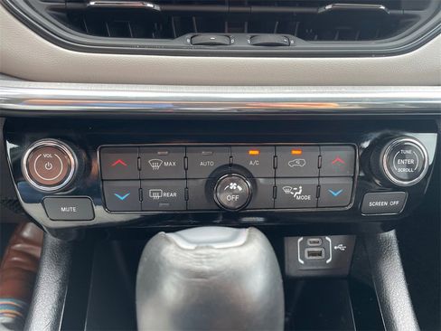 Used 2024 Jeep Compass Limited image 11