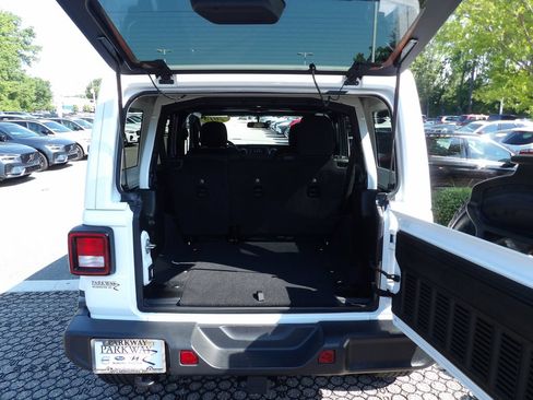 Used 2018 Jeep Wrangler Unlimited Sahara AWD/4WD image 23