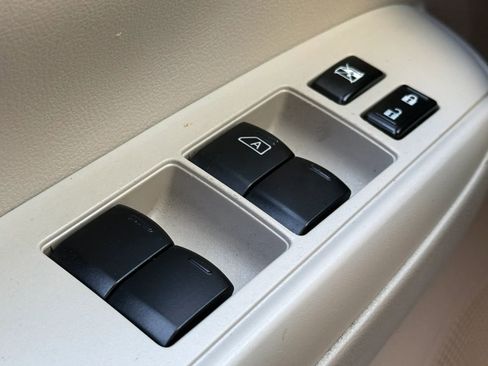 Used 2015 Nissan Versa SV FWD image 23