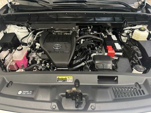 Used 2023 Toyota Highlander XLE AWD/4WD image 9
