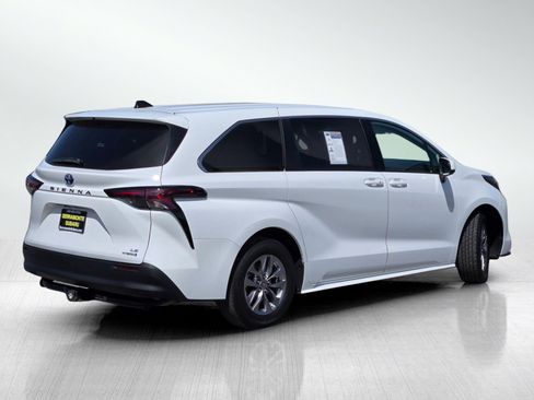 Used 2024 Toyota Sienna LE FWD image 4
