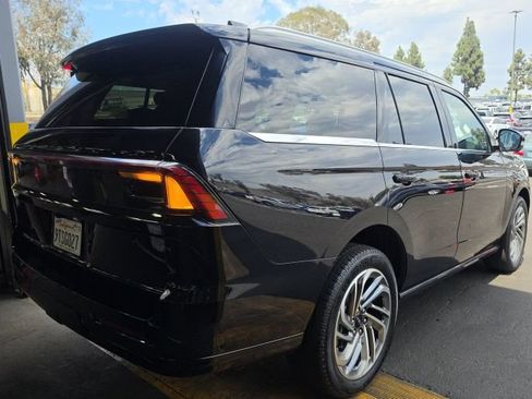 Used 2025 Lincoln Navigator Reserve AWD/4WD image 2