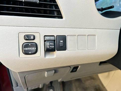 Used 2013 Toyota Sienna XLE FWD image 14