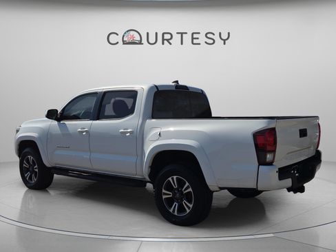 Used 2019 Toyota Tacoma TRD Sport w/ Technology Package image 4