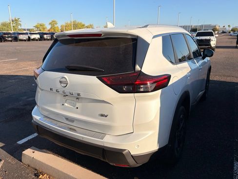 Used 2024 Nissan Rogue SV w/ SV Premium Package FWD image 5