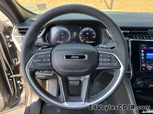 Used 2025 Jeep Grand Cherokee L Altitude image 31