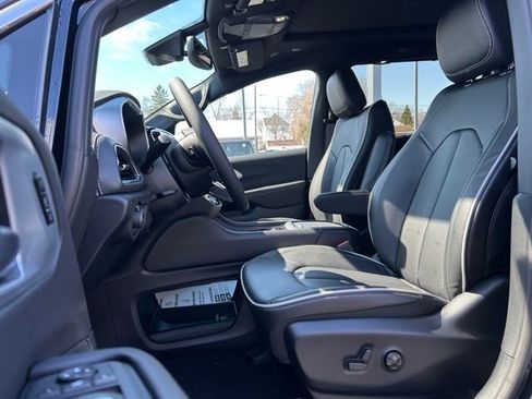 New 2026 Chrysler Pacifica Limited AWD/4WD image 27