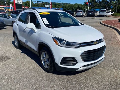 Used 2020 Chevrolet Trax LT w/ LT Convenience Package FWD image 1