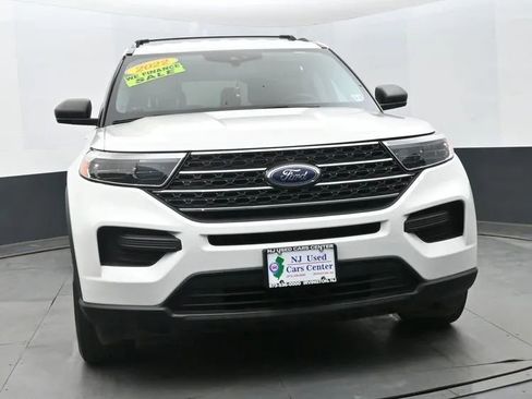 Used 2022 Ford Explorer XLT AWD/4WD image 3