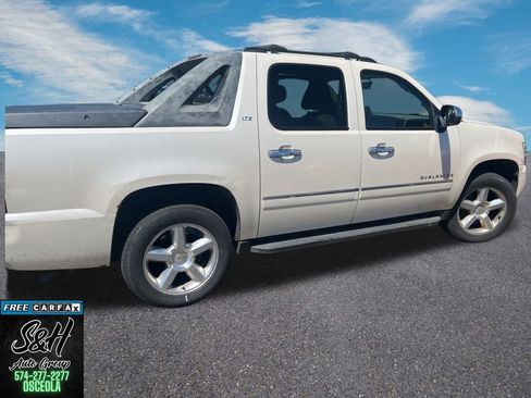Used 2011 Chevrolet Avalanche LTZ AWD/4WD image 11