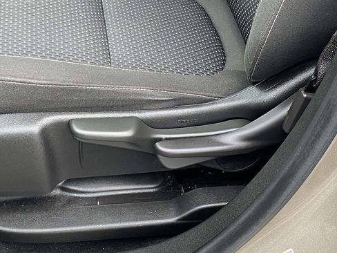 Used 2023 GMC Acadia SLE image 15