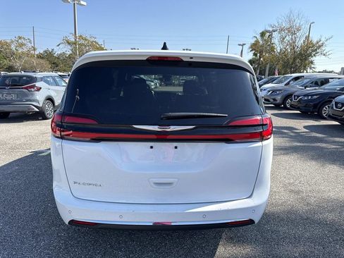 Used 2024 Chrysler Pacifica Touring image 5