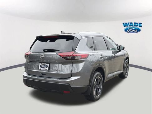 Used 2024 Nissan Rogue SV w/ SV Premium Package image 5