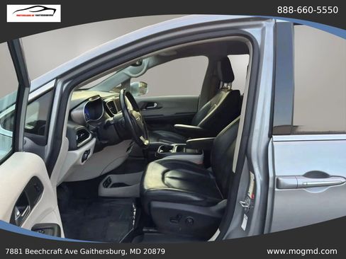 Used 2017 Chrysler Pacifica Touring-L FWD image 14