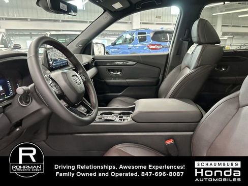 Certified 2025 Honda Pilot Black Edition image 3