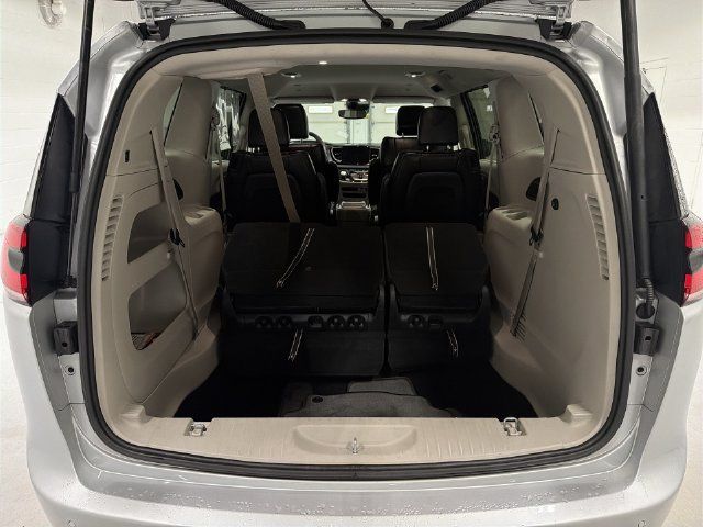 Used 2024 Chrysler Pacifica Touring-L FWD image 16