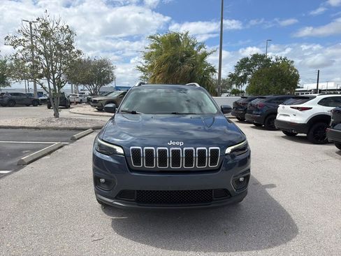 Used 2019 Jeep Cherokee Latitude w/ Cold Weather Group image 2