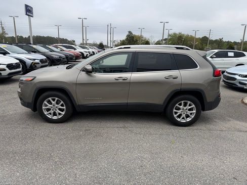 Used 2017 Jeep Cherokee Latitude w/ Trailer Tow Group AWD/4WD image 11