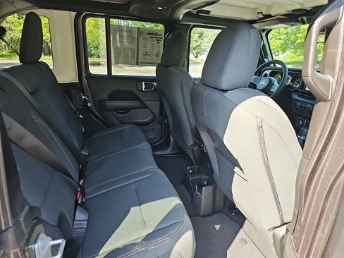 Used 2025 Jeep Wrangler Unlimited Sahara AWD/4WD image 16