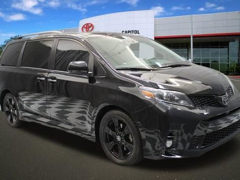 Used 2020 Toyota Sienna SE Premium w/ Nightshade Edition FWD image 21