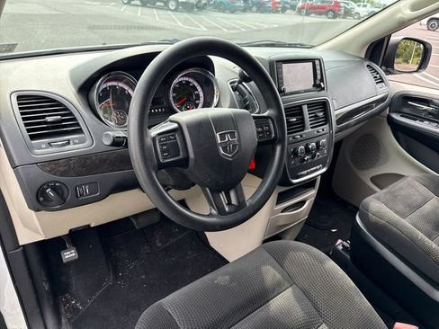 Used 2019 Dodge Grand Caravan SE w/ UConnect Hands-Free Group FWD image 14