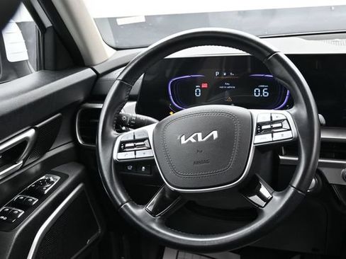 Used 2025 Kia Telluride S FWD image 16