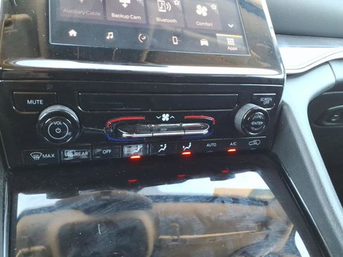 Used 2023 Jeep Grand Cherokee Laredo image 9