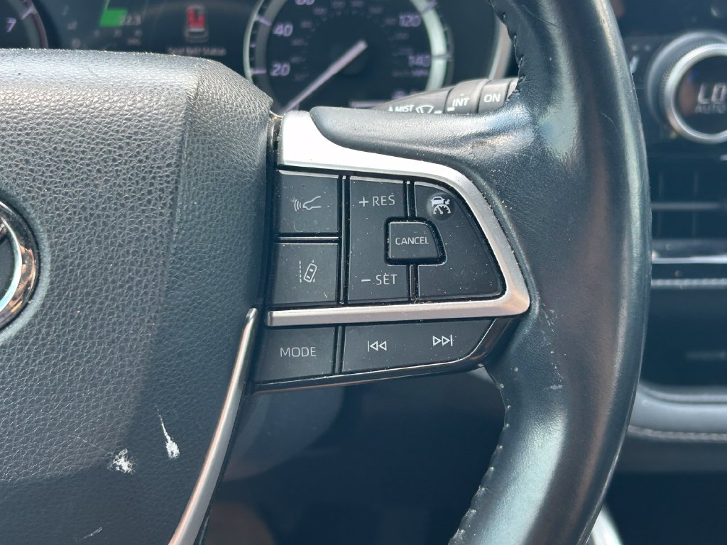 Used 2022 Toyota Highlander XSE FWD image 40