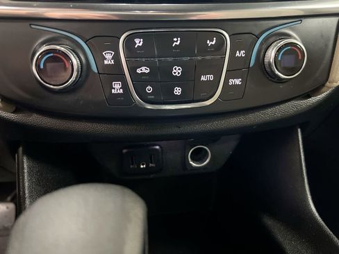 Used 2023 Chevrolet Traverse LS FWD image 16