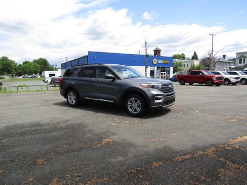Used 2022 Ford Explorer XLT AWD/4WD image 8