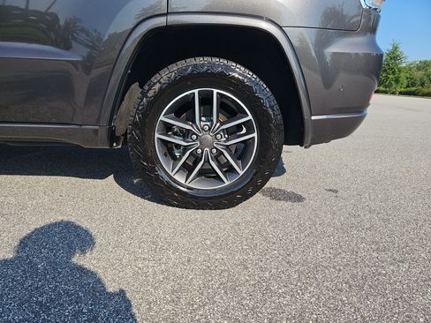Used 2019 Jeep Grand Cherokee Overland AWD/4WD image 34