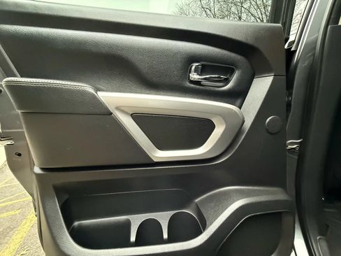 Used 2017 Nissan Titan SL AWD/4WD image 18