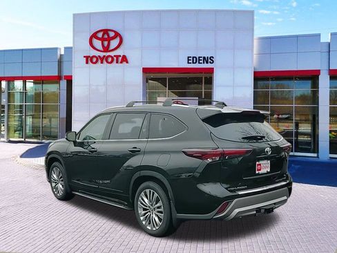 New 2025 Toyota Highlander Platinum image 5