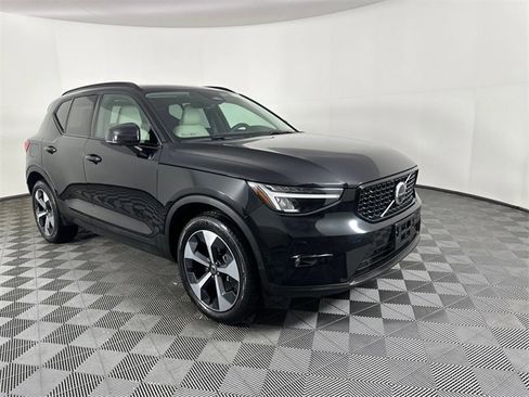 Used 2025 Volvo XC40 B5 Plus w/ Climate Package image 12