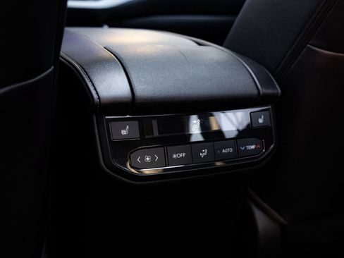 Used 2023 Toyota Highlander Platinum FWD image 30