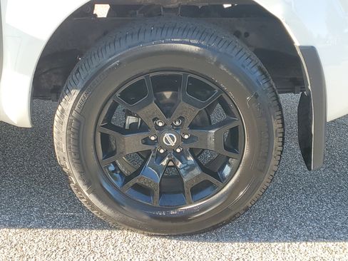 Certified 2020 Nissan Frontier SV w/ Midnight Edition Floor Mats image 10