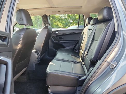 Used 2021 Volkswagen Tiguan SE w/ Panoramic Sunroof Package AWD/4WD image 10