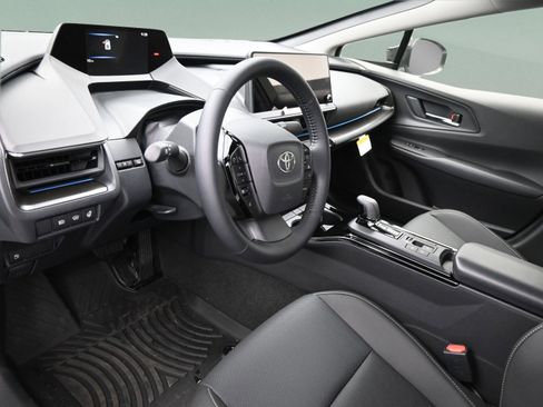 Used 2025 Toyota Prius FWD image 29