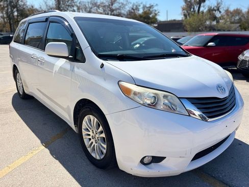Used 2013 Toyota Sienna XLE image 7
