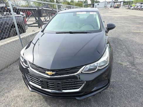 Used 2018 Chevrolet Cruze LS image 2