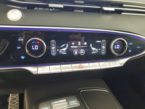 Used 2023 Genesis GV70 2.5T w/ Sport Prestige Package image 19