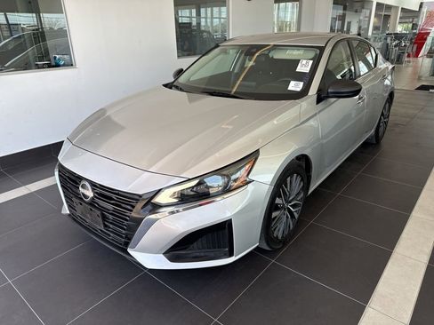 Used 2024 Nissan Altima 2.5 SV FWD image 6