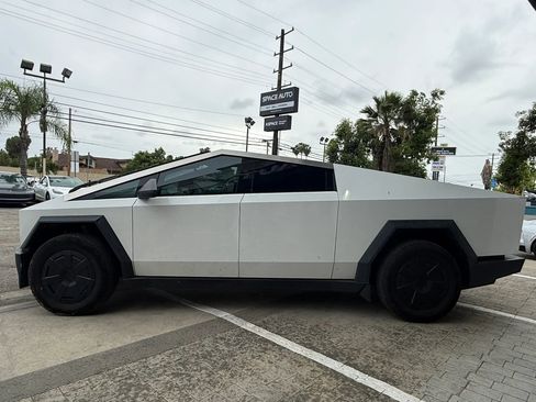 Used 2024 Tesla Cybertruck AWD Crew Cab image 4