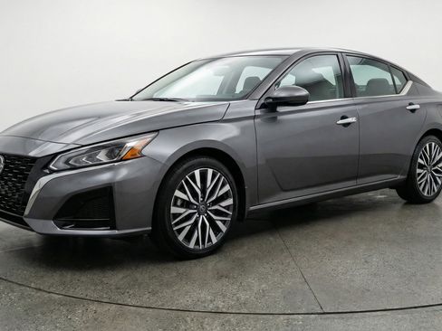 Used 2025 Nissan Altima 2.5 SV FWD image 3