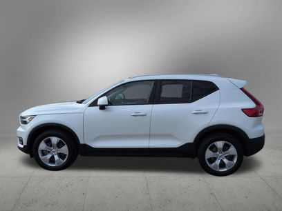 Used 2022 Volvo XC40 T5 Momentum