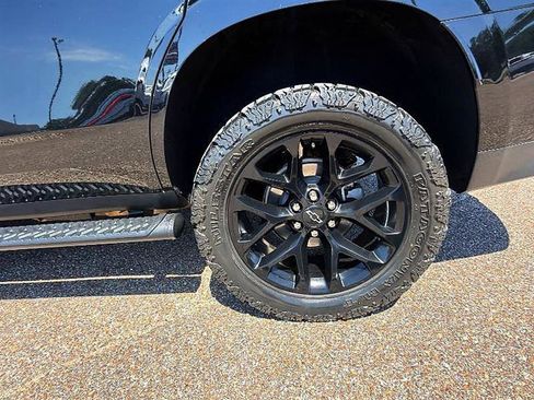 Used 2022 Chevrolet Tahoe Z71 w/ Luxury Package AWD/4WD image 39