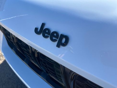 Used 2025 Jeep Grand Cherokee Altitude image 23