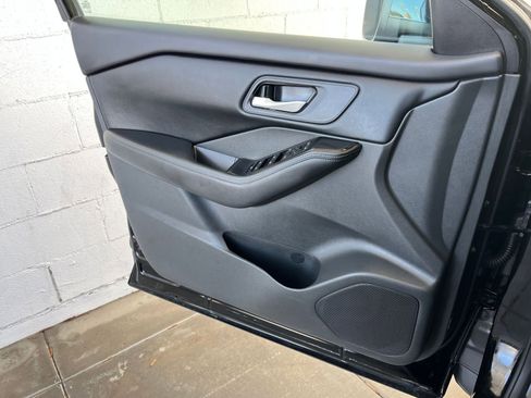Used 2025 Nissan Rogue SV FWD image 18