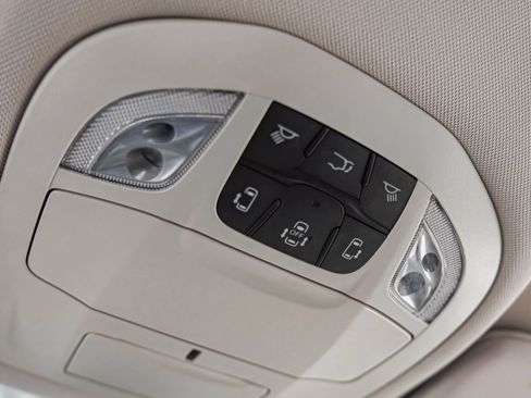 Used 2018 Chrysler Pacifica Limited image 38